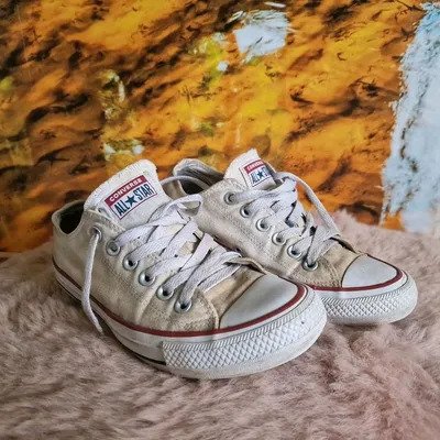 Getragene Sneaker Converse für Männer, die den speziellen Duft mögen