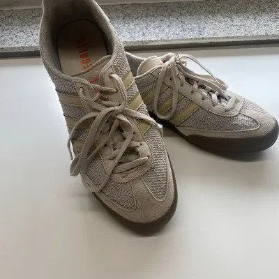 Verkaufe getragene Adidas-Sneaker, Größe 41,1/3