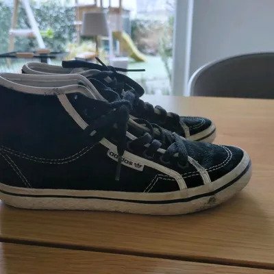 Gefütterte Adidas Sneakers Gr. 36,5