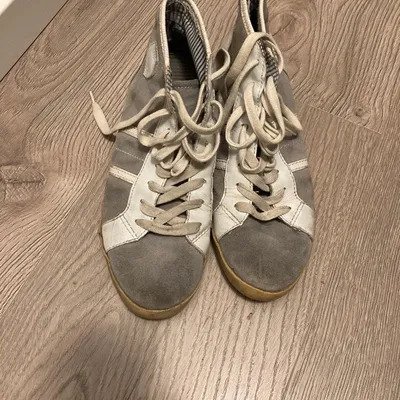 Grau weiße Sneakers, gut erhalten