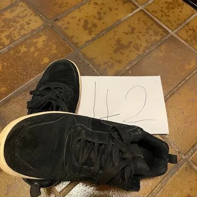 Schwarzer Sneaker