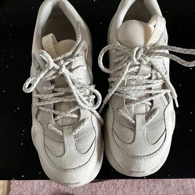 Sneaker UGG Gr. 37 weiß getragen