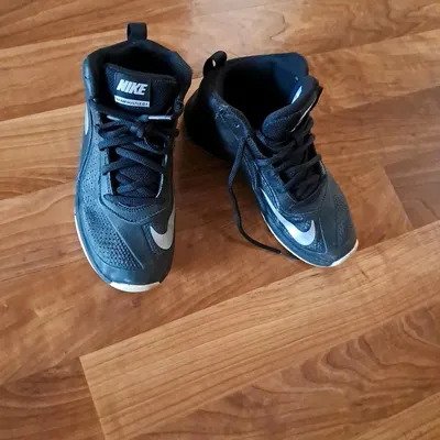 Getragene Nike Sneakers in Größe 35,5, schwarz