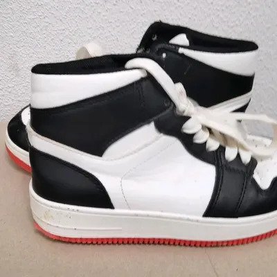 Sneakers schwarz weiß Gr. 34 abzugeben