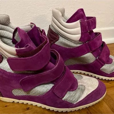 Futuristische Sneaker mit Keilabsätzen