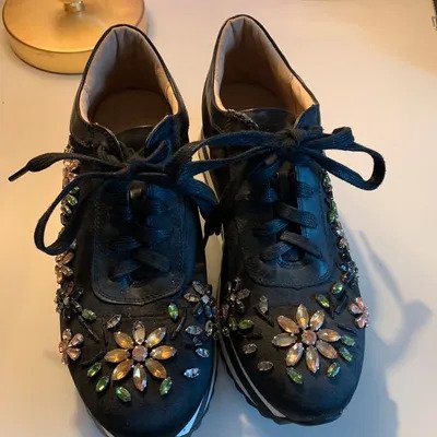 Sneaker mit Blumenperlen