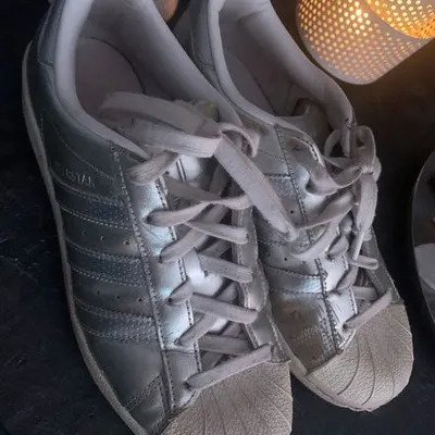 Silberner Adidas Sneaker mit Gebrauchsspuren